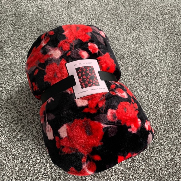 VS Sherpa Floral Blanket - Picture 4 of 6